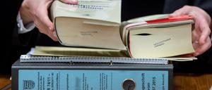 Skandalprozess. Das Verfahren basiert auf einer 865 Seiten langen Anklageschrift. Wäre der Befangenheitsantrag durchgekommen, hätte der Prozess ganz von vorne aufgerollt werden müssen.