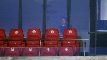 Der Leverkusener Trainer Roger Schmidt schaut sich das Spiel aus einer Loge durch die Scheibe an.