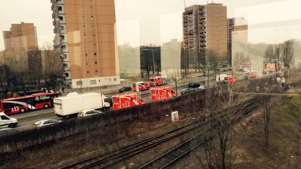 Fährt ohne Halt vorbei: Blick aus der S-Bahn auf die Hochhäuser an der Charlottenburger Chaussee.