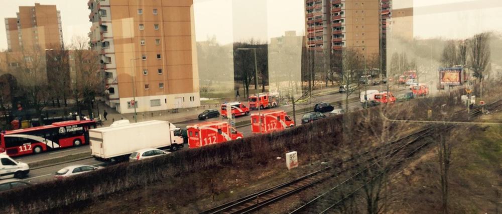 Fährt ohne Halt vorbei: Blick aus der S-Bahn auf die Hochhäuser an der Charlottenburger Chaussee.