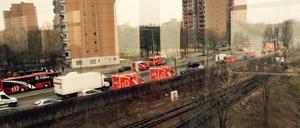 Fährt ohne Halt vorbei: Blick aus der S-Bahn auf die Hochhäuser an der Charlottenburger Chaussee.