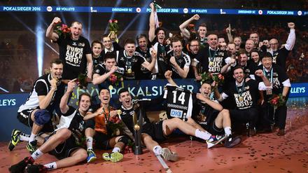 Gruppenbild mit Pokal. Die Volleys bejubeln ihren Finalsieg.