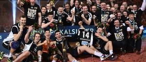 Gruppenbild mit Pokal. Die Volleys bejubeln ihren Finalsieg.