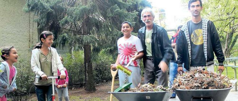 Tatkräftig. Bewohner des Flüchtlingsheims am Waldschluchtpfad packen an.