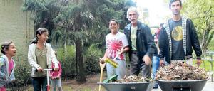Tatkräftig. Bewohner des Flüchtlingsheims am Waldschluchtpfad packen an.