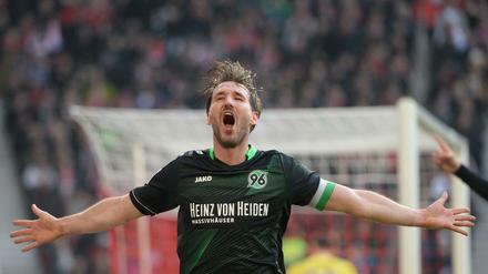 Hannovers Christian Schulz jubelt nach dem 1:2. 