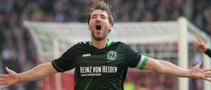 Hannovers Christian Schulz jubelt nach dem 1:2. 