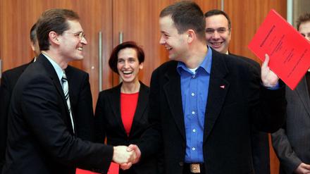 Good Old Times. Die Berliner Landesvorsitzenden von SPD, Michael Müller (li.) und der Linkspartei, Klaus Lederer schüttelten einander am 20. November 2006 die Hände, nachdem sie die Koalitionsvereinbarung für die nächsten fünf Jahre unterzeichnet hatten.