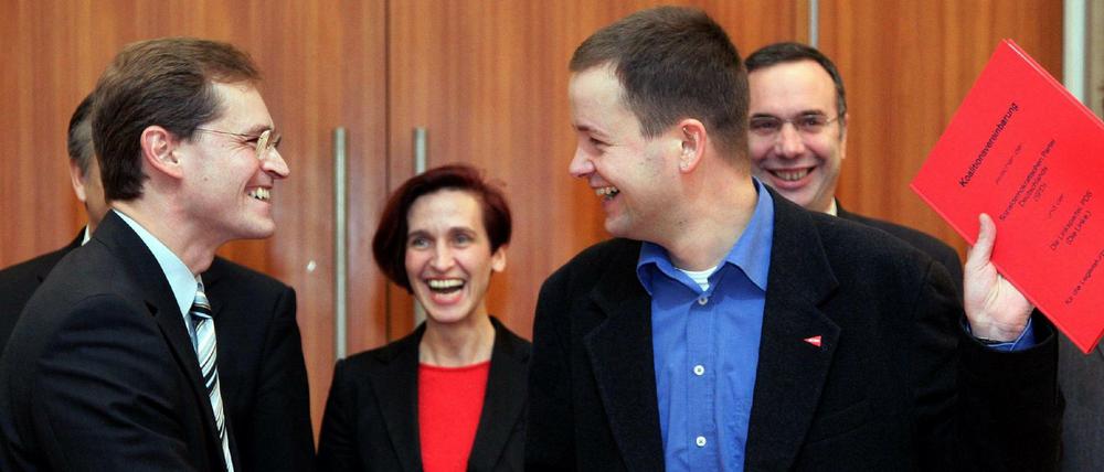 Good Old Times. Die Berliner Landesvorsitzenden von SPD, Michael Müller (li.) und der Linkspartei, Klaus Lederer schüttelten einander am 20. November 2006 die Hände, nachdem sie die Koalitionsvereinbarung für die nächsten fünf Jahre unterzeichnet hatten.