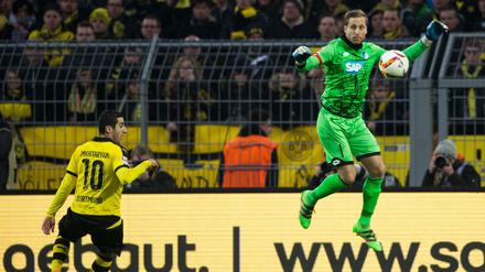 Wo ist der Ball? Dortmunds Henrikh Mkhitaryan (l) und Torhüter Oliver Baumann von Hoffenheim suchen ihn.