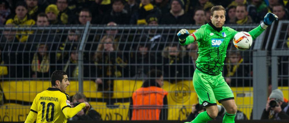 Wo ist der Ball? Dortmunds Henrikh Mkhitaryan (l) und Torhüter Oliver Baumann von Hoffenheim suchen ihn.
