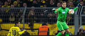 Wo ist der Ball? Dortmunds Henrikh Mkhitaryan (l) und Torhüter Oliver Baumann von Hoffenheim suchen ihn.