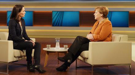 Bundeskanzlerin Angela Merkel die Moderatorin Anne Will unterhalten sich über die Flüchtlingspolitik der Bundesregierung.