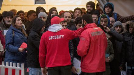 Sensibler Arbeitsplatz. Die Mitarbeiter des Sicherheitsdienstes am Landesamt für Gesundheit und Soziales sind täglich gefordert. Immer wieder beschweren sich Flüchtlinge oder Helfer über ihr Auftreten.