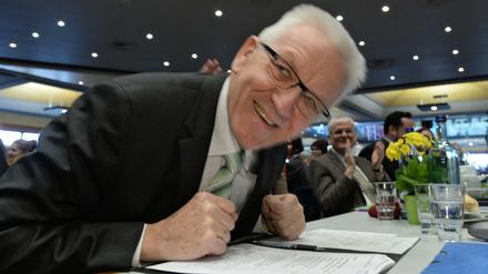 Anlass zur Freude: Ministerpräsident Winfried Kretschmann und seine Grünen liegen in einer Umfrage vor der Wahl in Baden-Württemberg erstmals auf Platz eins. 