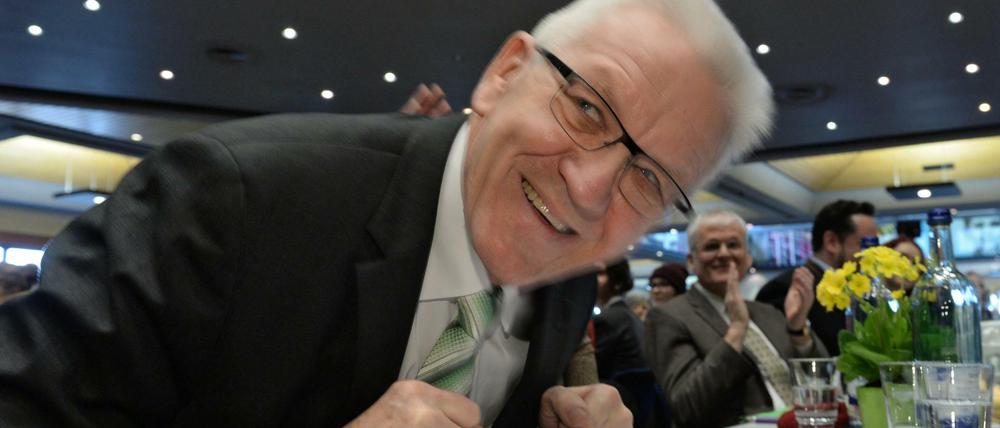 Anlass zur Freude: Ministerpräsident Winfried Kretschmann und seine Grünen liegen in einer Umfrage vor der Wahl in Baden-Württemberg erstmals auf Platz eins.