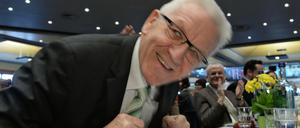 Anlass zur Freude: Ministerpräsident Winfried Kretschmann und seine Grünen liegen in einer Umfrage vor der Wahl in Baden-Württemberg erstmals auf Platz eins. 