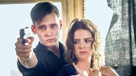 In den Sonnenuntergang. Adrian Tarrach (Rick Okon) träumt von einer gemeinsamen Zukunft mit Laura (Ruby O. Fee). Dafür nimmt er fast jedes Risiko in Kauf. 