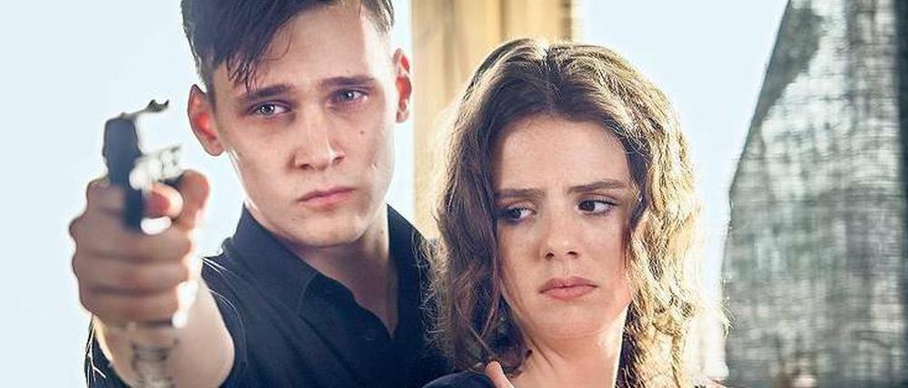 In den Sonnenuntergang. Adrian Tarrach (Rick Okon) träumt von einer gemeinsamen Zukunft mit Laura (Ruby O. Fee). Dafür nimmt er fast jedes Risiko in Kauf.