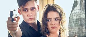 In den Sonnenuntergang. Adrian Tarrach (Rick Okon) träumt von einer gemeinsamen Zukunft mit Laura (Ruby O. Fee). Dafür nimmt er fast jedes Risiko in Kauf. 