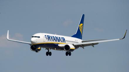 Ein Passagierflugzeug der Fluggesellschaft Ryanair, aufgenommen beim Landeanflug auf den Flughafen Berlin-Schönefeld.