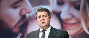 Der SPD-Parteivorsitzende und Bundes-Wirtschaftsminister Sigmar Gabriel vor einem SPD-Plakat. 