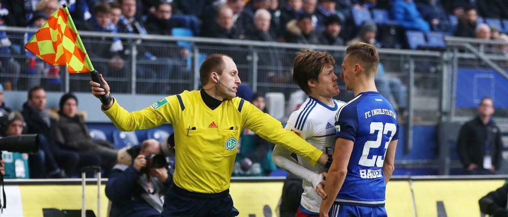 Hamburgs Gotoku Sakai und Ingolstadts Robert Bauer (r) rangeln auf dem Platz.