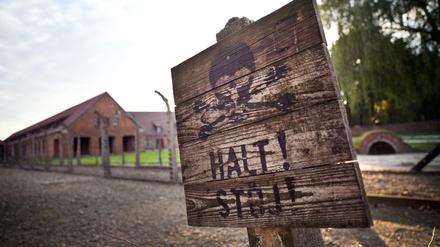 Ein Schild mit der Aufschrift "Halt!" steht im ehemaligen Konzentrationslagers Auschwitz-Birkenau in Oswiecim (Polen). Mehr als 70 Jahre nach dem Einsatz im Konzentrationslager Auschwitz soll sich ein heute 95-Jähriger vor dem Landgericht Neubrandenburg verantworten. 