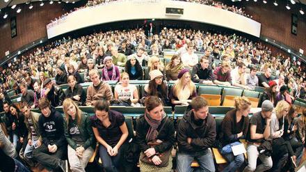 Masse statt Maß. An einer deutschen Uni kommen im Schnitt 63 Studierende auf einen Professor, an der US-Uni Stanford nur acht. Die Lehre leidet in Deutschland darunter, Größe und Güte einer Universität korrelieren negativ. 