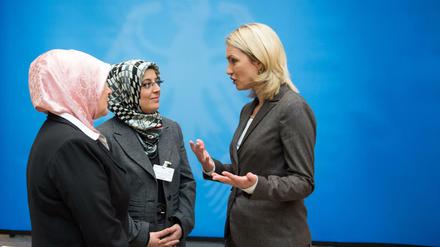 Staat und Muslime kommen ins Gespräch. Man sei noch nicht ganz auf Augenhöhe, sagt Erika Theißen (links, hier im Gespräch mit Familienministerin Schwesig), aber vieles habe sich verbessert. 