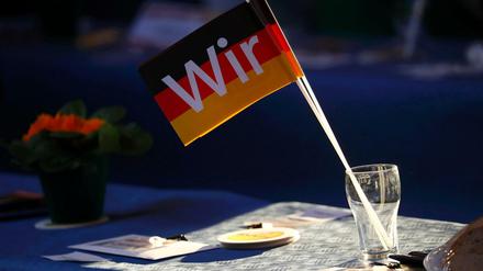 Nationalflagge. In der Krise setzen die Staaten Europas auf Alleingänge. Deutschlands Kanzlerin Merkel ruft: Wir! Aber niemand scheint es zu hören.