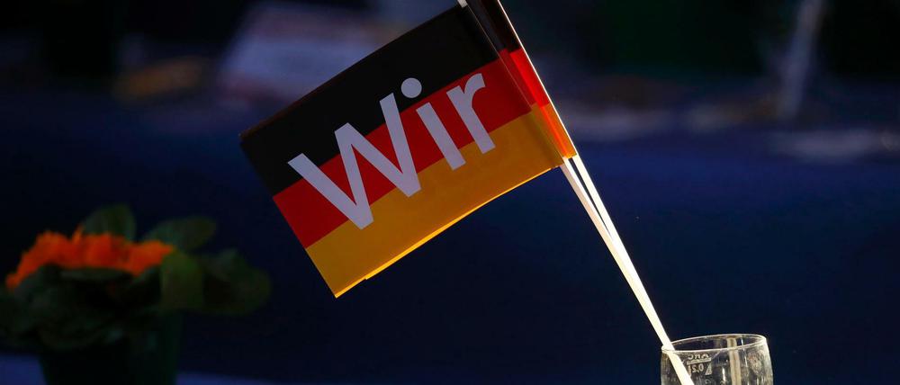 Nationalflagge. In der Krise setzen die Staaten Europas auf Alleingänge. Deutschlands Kanzlerin Merkel ruft: Wir! Aber niemand scheint es zu hören.