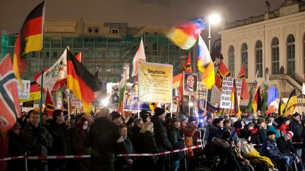 Anhänger der islamfeindlichen Pegida-Bewegung demonstrieren im Februar 2016 vor der Frauenkirche in Dresden (Sachsen). 