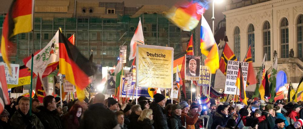 Anhänger der islamfeindlichen Pegida-Bewegung demonstrieren im Februar 2016 vor der Frauenkirche in Dresden (Sachsen).