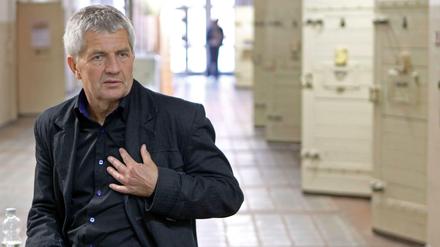 Roland Jahn bei einem Besuch im ehemaligen Stasigefängnis in Rostock