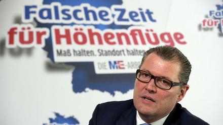 Der Präsident von Gesamtmetall, Rainer Dulger, warnt die IG Metall vor Höhenflügen.
