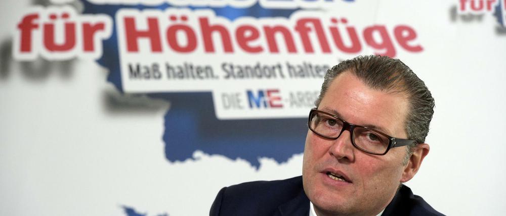 Der Präsident von Gesamtmetall, Rainer Dulger, warnt die IG Metall vor Höhenflügen. 