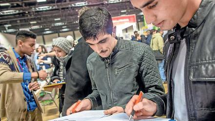 211 Unternehmen und Bildungsinitiativen haben sich am Montag vorgestellt, um Geflüchtete über Arbeitsmöglichkeiten zu informieren. Die Idee zu der Messe hatte der Eigentümer des Estrel, Ekkehard Streletzki, im vergangenen Herbst. Unterstützung bekam er von der Berliner Wirtschaft und der Agentur für Arbeit Berlin Süd. Foto: Michael Kappeler