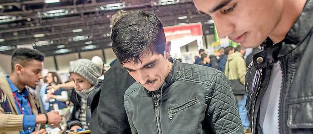 211 Unternehmen und Bildungsinitiativen haben sich am Montag vorgestellt, um Geflüchtete über Arbeitsmöglichkeiten zu informieren. Die Idee zu der Messe hatte der Eigentümer des Estrel, Ekkehard Streletzki, im vergangenen Herbst. Unterstützung bekam er von der Berliner Wirtschaft und der Agentur für Arbeit Berlin Süd. Foto: Michael Kappeler