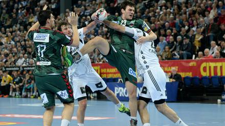 Kein Durchkommen. Berlins Petar Nenadic (2.v.r) und Kiels Joan Canellas (r) kämpfen um den Ball.