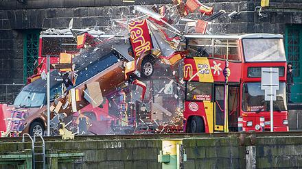 Eine Limousine fliegt am Westhafen bei einem Stunt-Dreh für den Film "Out of control" durch einen Sightseeing-Bus. 