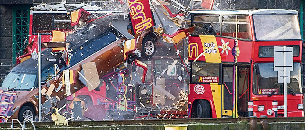 Eine Limousine fliegt am Westhafen bei einem Stunt-Dreh für den Film "Out of control" durch einen Sightseeing-Bus. 