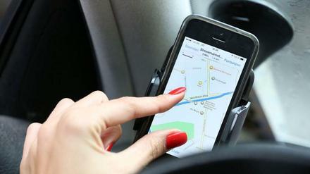 Nichts lenkt Autofahrer mehr ab und erhöht das Unfallrisiko so sehr wie der Blick aufs Handy.