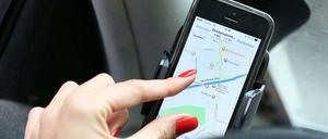 Nichts lenkt Autofahrer mehr ab und erhöht das Unfallrisiko so sehr wie der Blick aufs Handy.