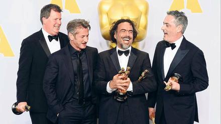 Der schon wieder! Alejandro González Iñárritu (r.) 2015 mit seinen Oscars für „Birdman“ und mit Sean Penn. Sein Western „The Revenant“ ist zwölf Mal nominiert.