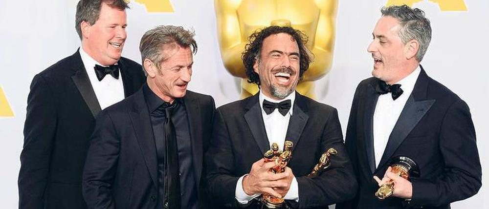 Der schon wieder! Alejandro González Iñárritu (r.) 2015 mit seinen Oscars für „Birdman“ und mit Sean Penn. Sein Western „The Revenant“ ist zwölf Mal nominiert.