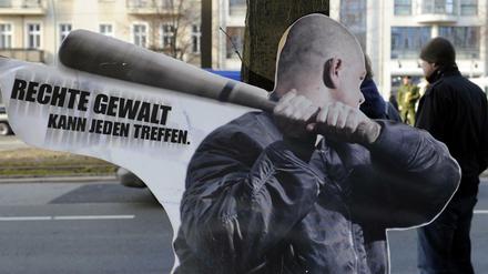 «Rechte Gewalt kann jeden treffen» steht auf einem Aufsteller geschrieben. 