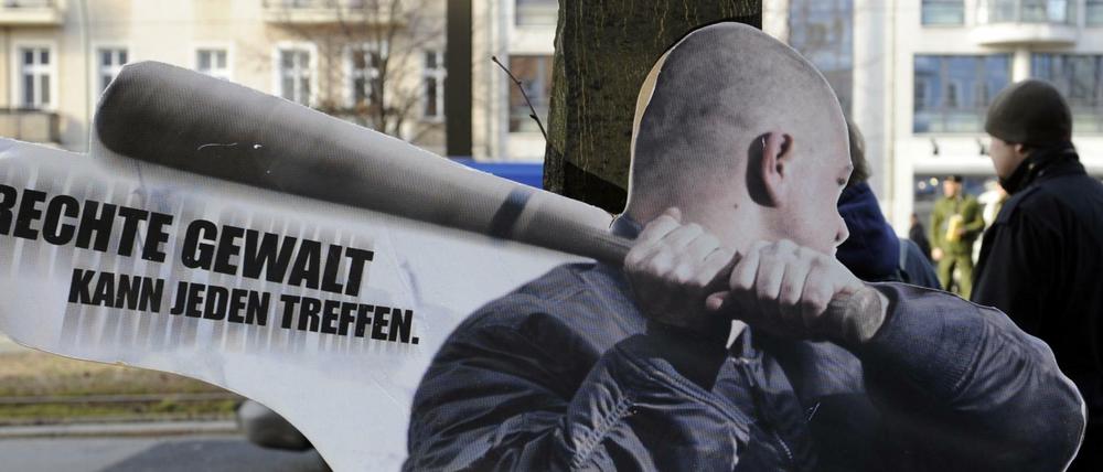 «Rechte Gewalt kann jeden treffen» steht auf einem Aufsteller geschrieben. 