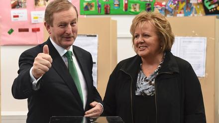 Der irische Premier Enda Kenny mit seiner Frau Fionnuala nach Abgabe ihrer Wahlscheine in einer Schule in Castlebar am Freitag. 