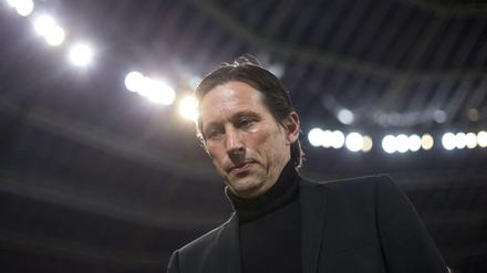 Roger Schmidt muss dorthin, wo er zuletzt nicht hinwollte: auf die Tribüne. Das Sportgericht des DFB hat den Trainer von Bayer Leverkusen für drei Spiele gesperrt. 